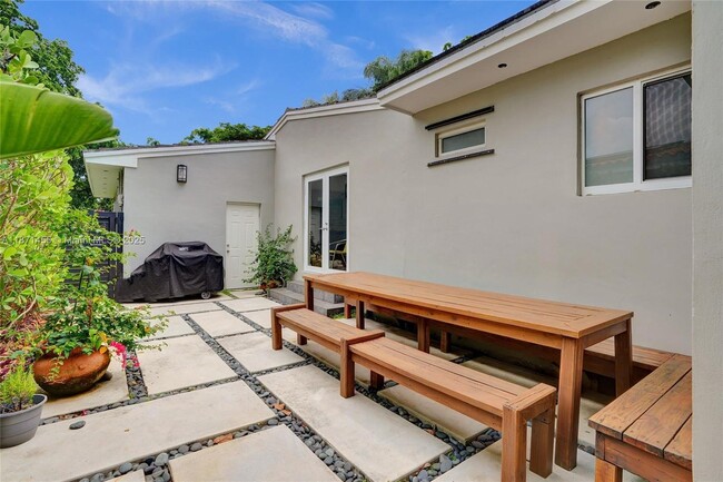 Building Photo - 5620 Alhambra Cir