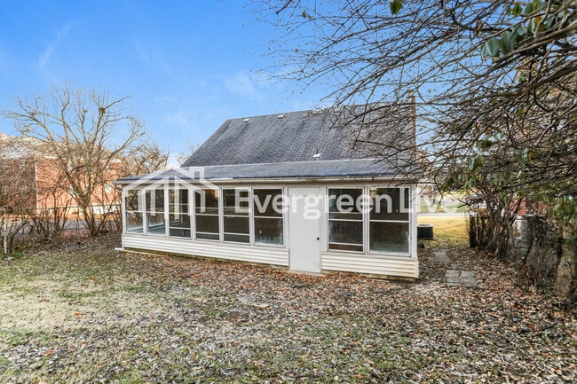 Building Photo - 3316 Robinet Dr