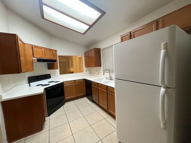 Building Photo - Carry Over Showing: This property has been shown before and will be rented to the first most qual...