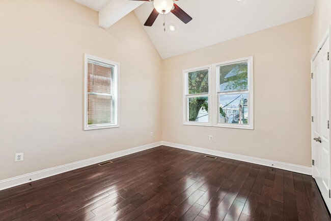 Building Photo - Charming and very Spacious 3 BR/3.5 BTH in...