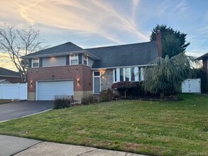 Building Photo - 58 Pickwick Dr E