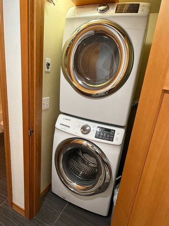 Building Photo - M/I SPECIAL! Highland Park Townhome w/ 3BR...