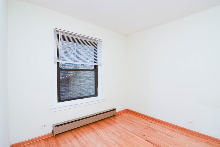 Building Photo - 633 W Barry Ave