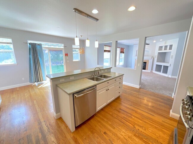 Building Photo - 6 Bedroom Home Available Near North Gate B...