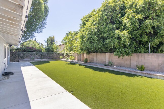 Building Photo - Charming 4-Bedroom Home on a Quiet Street ...