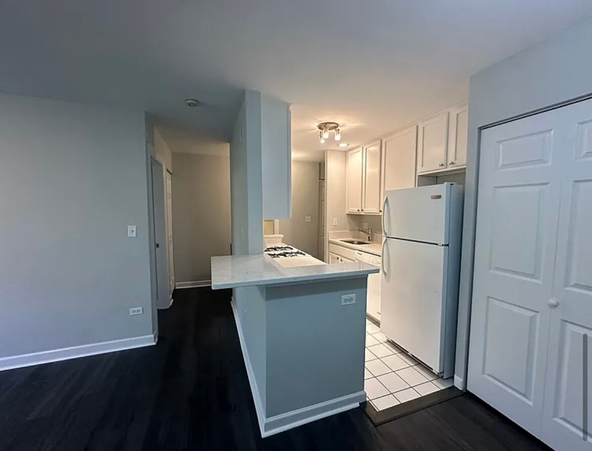 Building Photo - 900 W Fullerton Ave