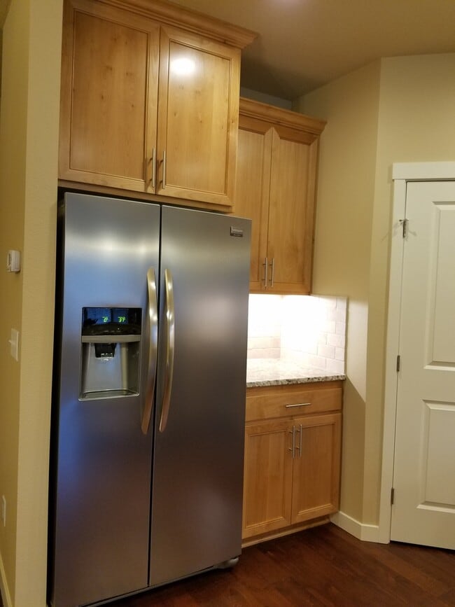 Building Photo - Beautiful Townhome in perfect location, only minutes from I-5