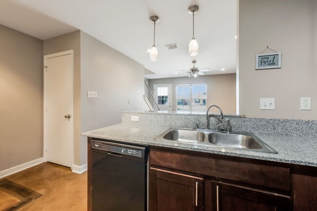 Building Photo - 3 Bedroom 2 Bathroom Lafayette Townhome fo...
