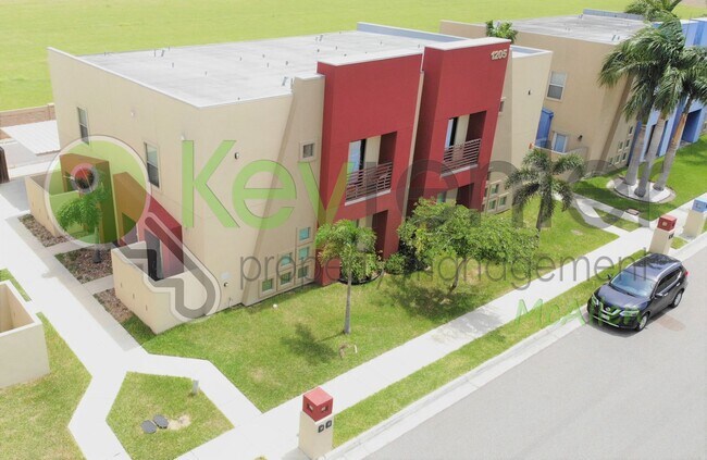 Building Photo - 2B/2.5B Townhome in gated community 2 months FREE RENT PROMO!!