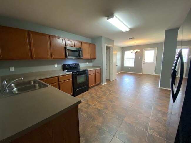Building Photo - Great Floor Plan ~ Great Location ~ Lots o...
