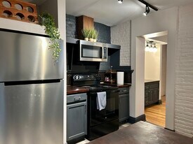 Building Photo - 225 E King St