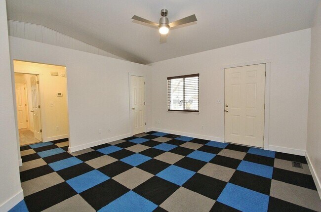 Building Photo - Single-Level Home in Quiet Neighborhood