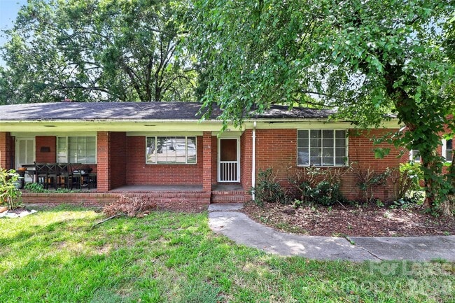 Building Photo - 2642 Arnold Dr