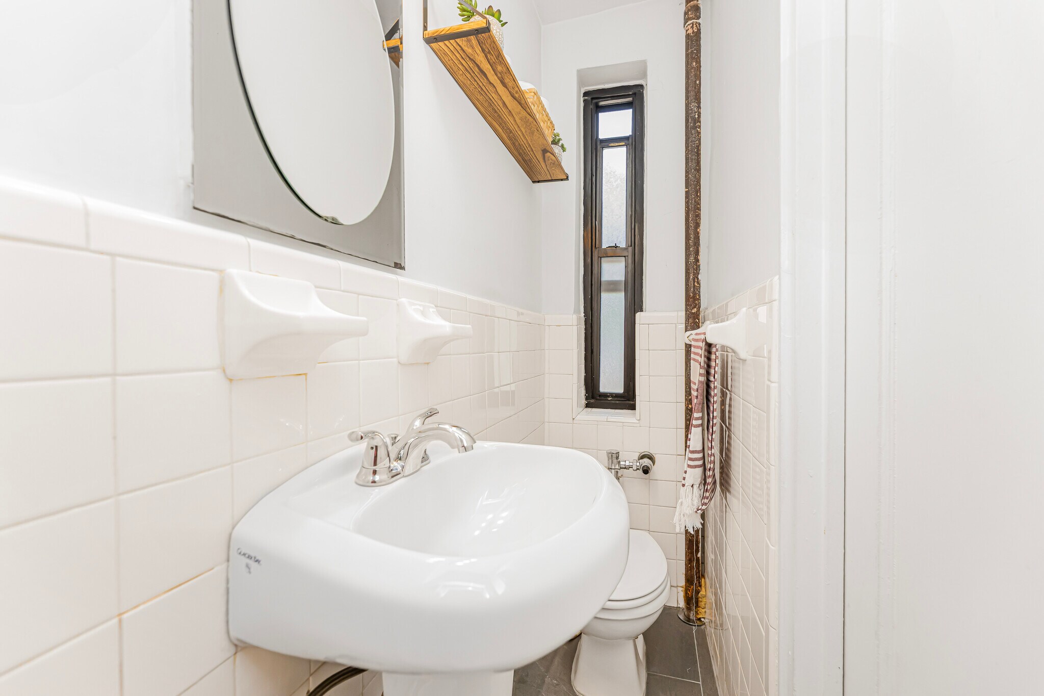 Building Photo - 306 E Mosholu Pky S