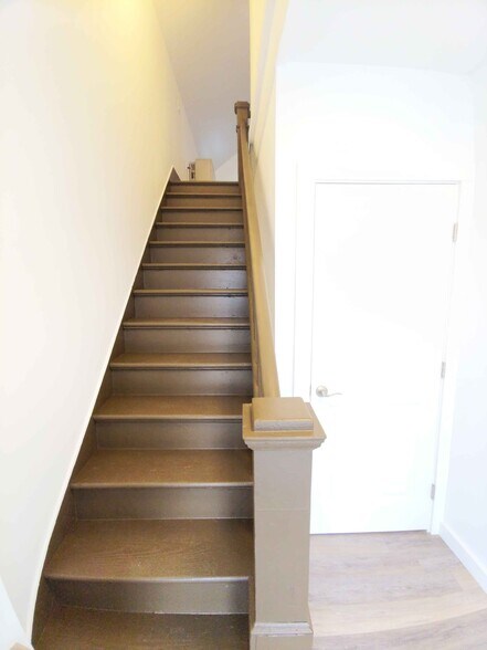 Style G1: 2 bedrooms / 1 bath, historic renovation, exposed beams and vaulted ceilings - 21 Depot St