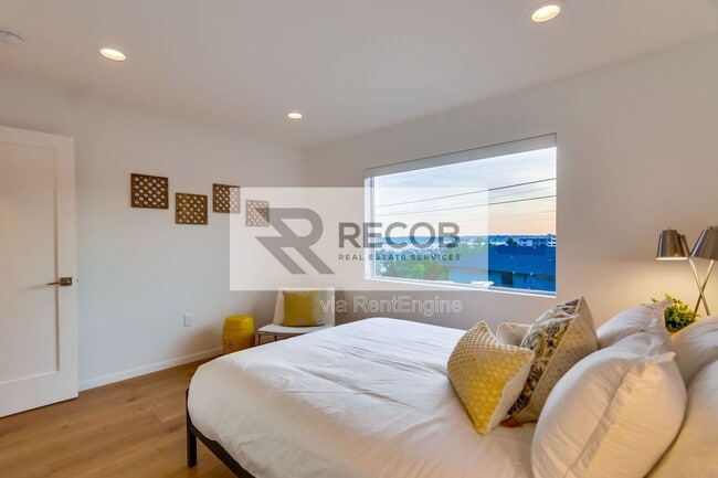 Building Photo - 2641 Curlew St