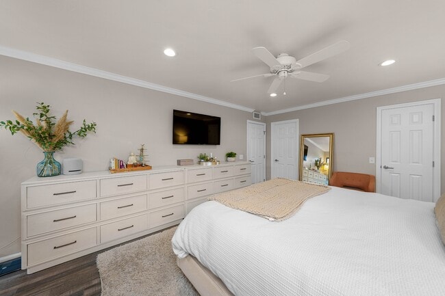 Building Photo - 9189 Village Glen Dr