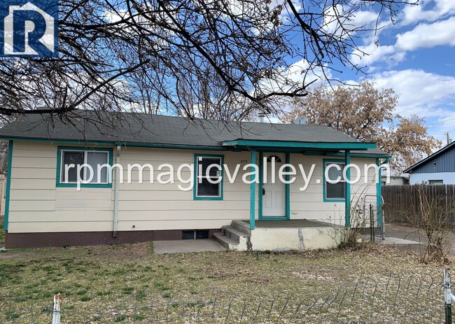 Building Photo - Four bedroom two bath home on Jackson Street