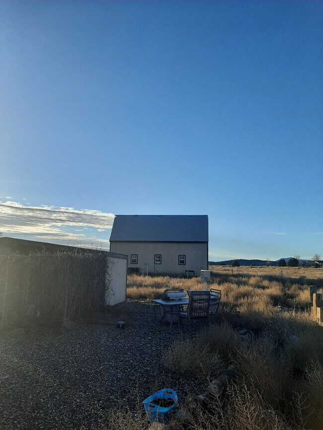 Building Photo - Amazing Panoramic Views & Room to Spread o...