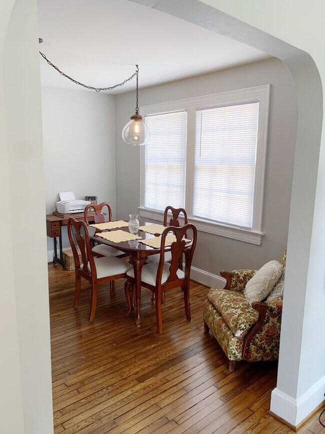 Building Photo - 3 Bedrooms 2 Bathrooms with fenced in back...