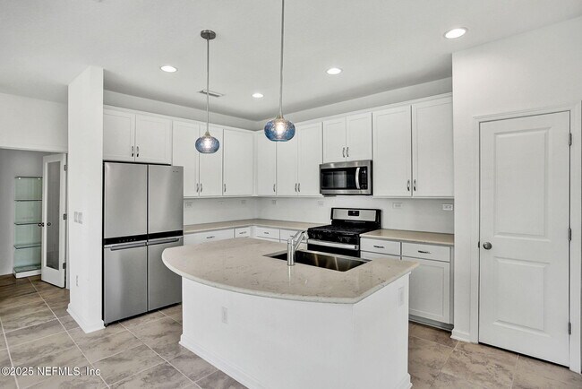 Building Photo - 260 Pine Bluff Dr