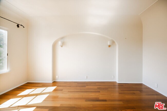 Building Photo - 1302 N Sweetzer Ave
