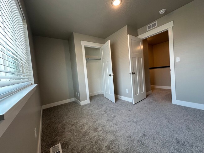 Building Photo - New Never Lived in Springville Townhome Fo...