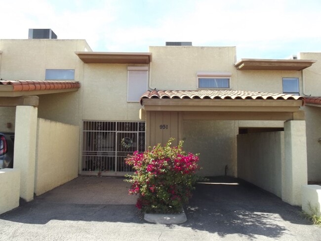 Primary Photo - 951 N Camino Seco