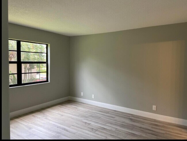 Building Photo - 4700 Lucerne Lakes Blvd W