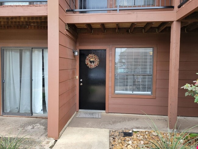 Building Photo - College Station - 2 bedroom / 2 bath downstairs condo at Cripple Creek Condos