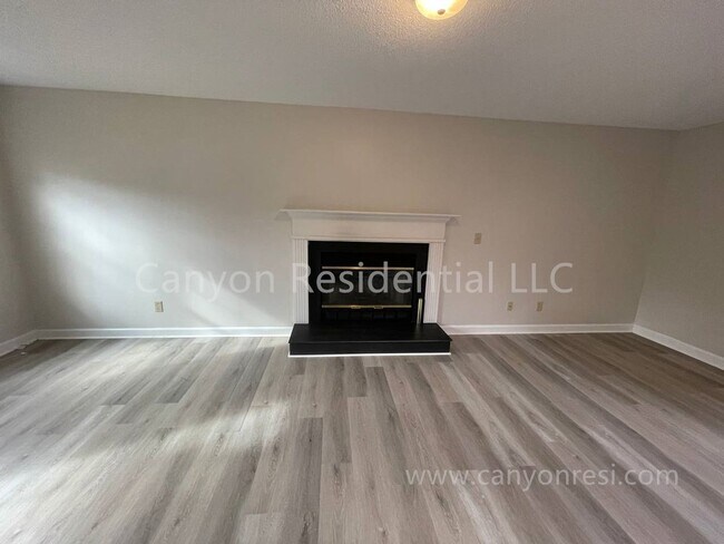 Building Photo - Beautiful 3b Room!Move in ready!