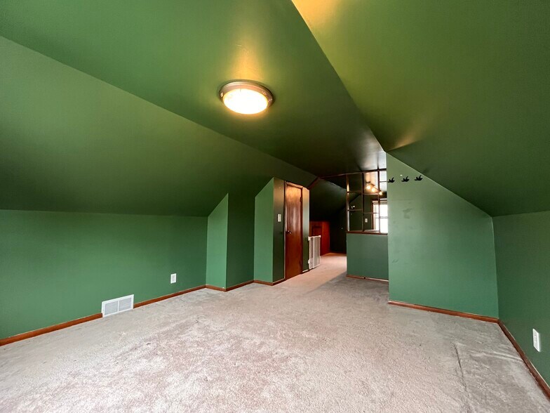Building Photo - 1939 Montana Ave E