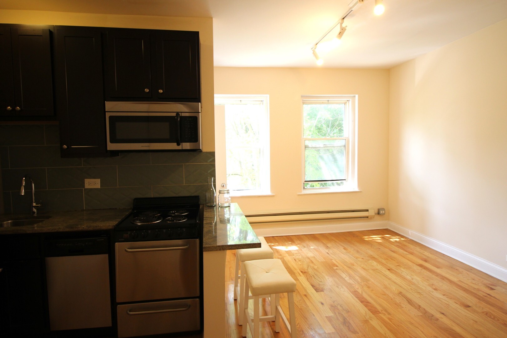 Building Photo - 1210 W Granville Ave