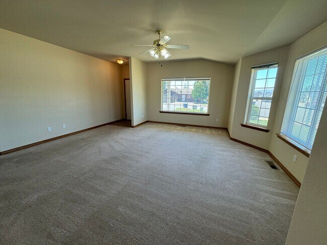 Building Photo - 4 Bedroom, 2 Bath House! Available to Rese...