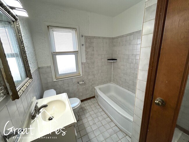 Building Photo - Beautiful 3 Bedroom 1 Bathroom now availab...