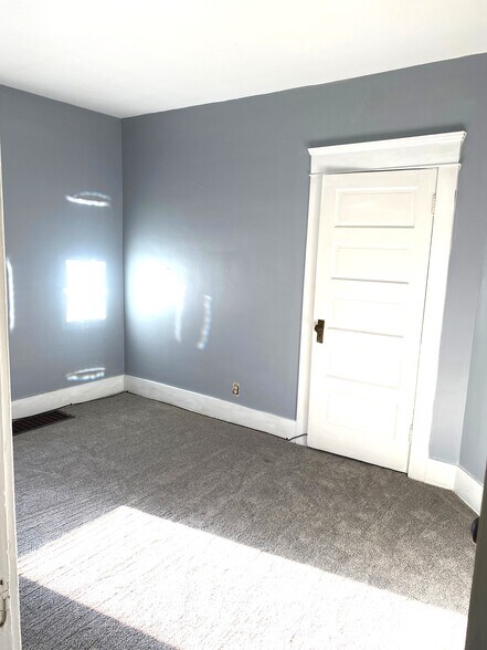 Building Photo - 916 W 9th St