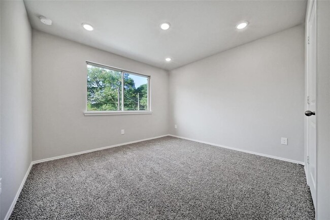 Building Photo - 507 Navajo Dr