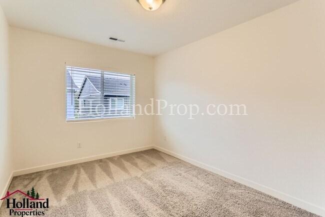 Building Photo - Gorgeous & Spacious Single-Home 3 beds 2.5 bath Available for you!