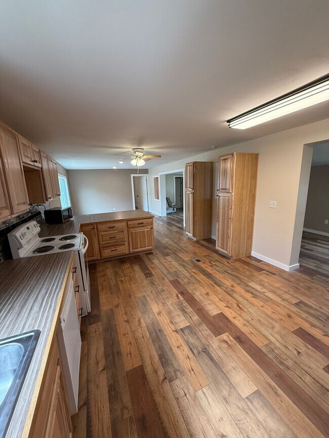 Building Photo - Updated 2 Bedroom, 1 Bath Home – Quiet Inside, Even Next to the Freeway