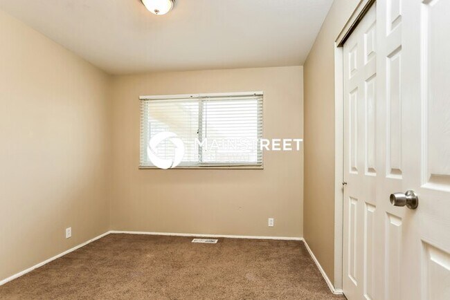 Building Photo - 4 Bedroom Pet-Friendly Home in Florissant,...