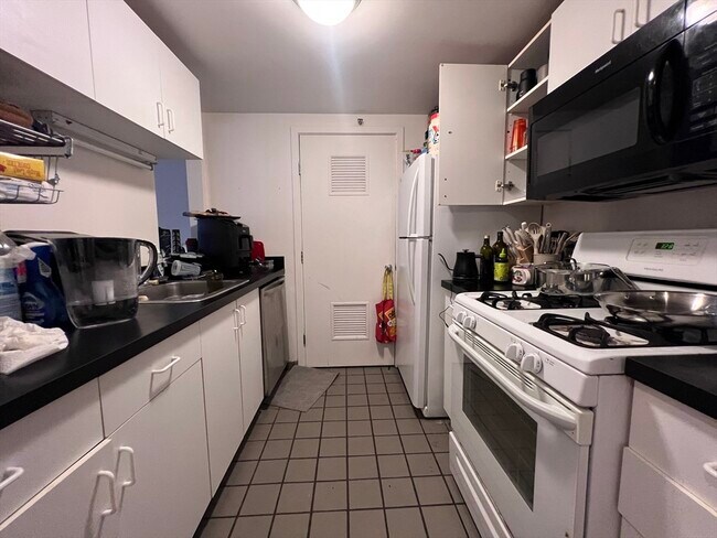 Building Photo - 71 Fulkerson St
