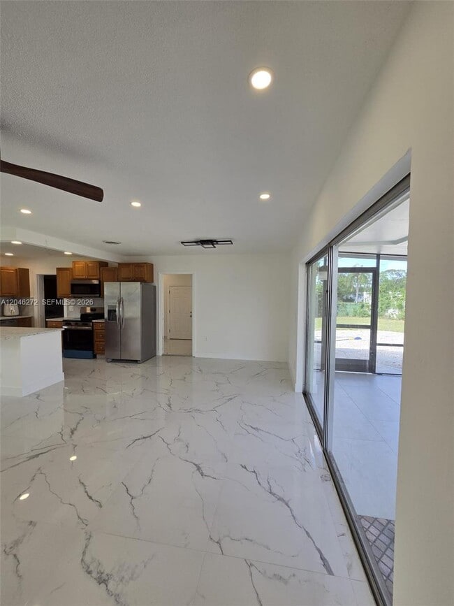 Building Photo - 305 SE Airoso Blvd
