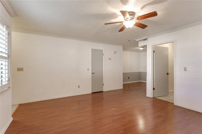 Building Photo - 2930 Colonial Ln