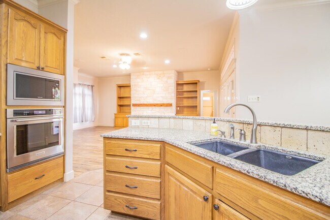 Building Photo - 5402 158th St