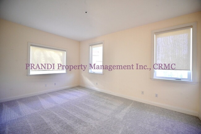 Building Photo - Exclusive Home in Gated Community!