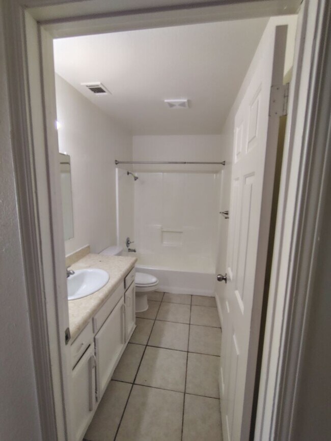 Building Photo - 2 Bed / 1 Bath – Gated Unit with Private Patio | Bakersfield