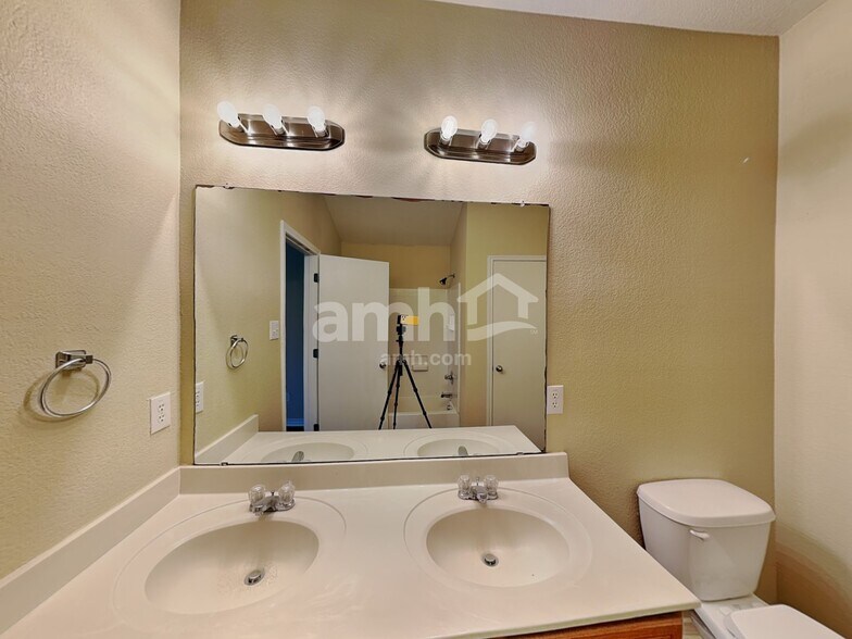 Building Photo - 820 Bee Creek Ln