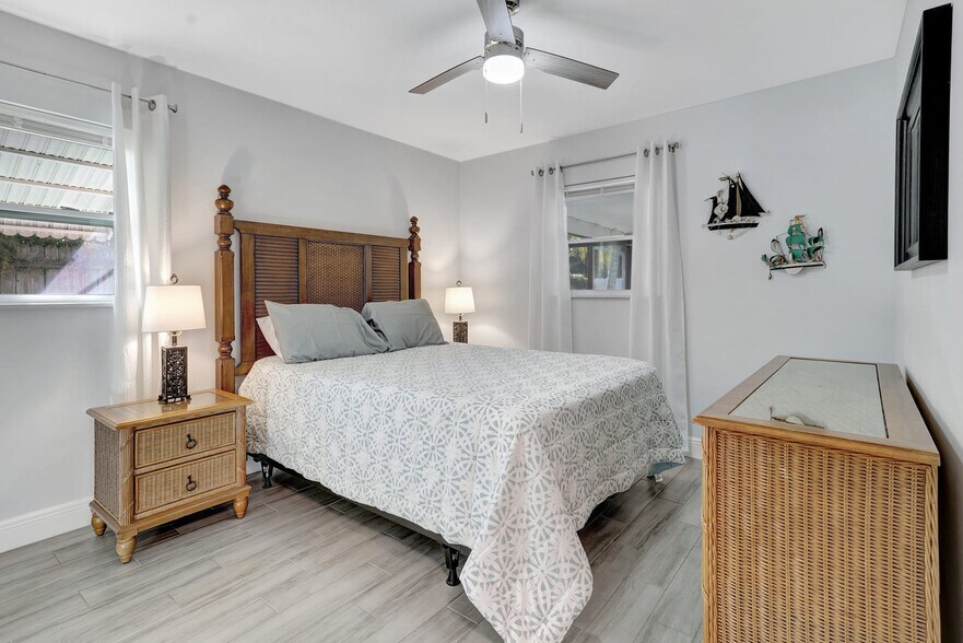 Building Photo - 2374 Poinciana Dr