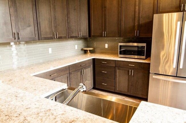 Building Photo - 2 Bedroom 2.5 Bath Townhome with attached 2 car garage