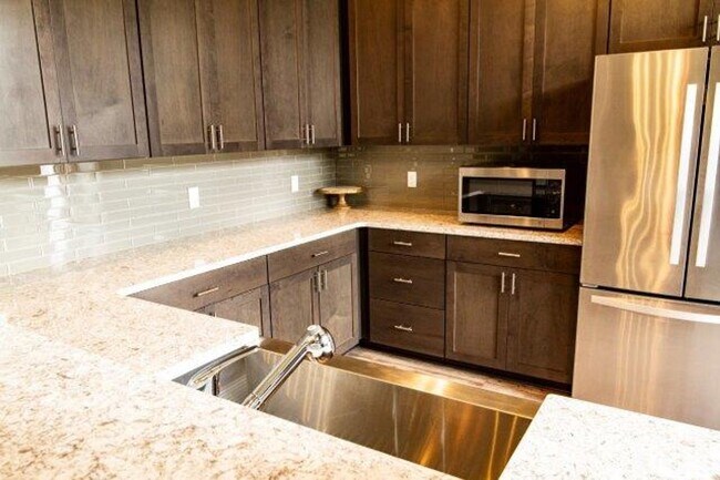 Building Photo - JUST REDUCED! Stunning 2 Bed / 2 Bath with...